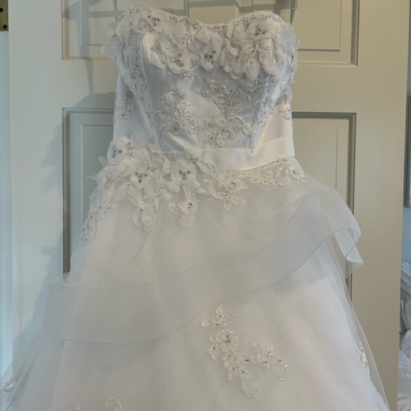 Never Worn Wedding Dress - Picture 4 of 8